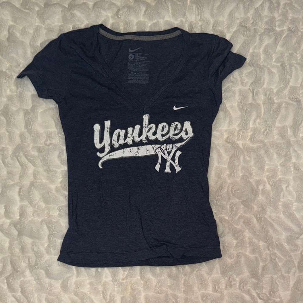 Nike Women's Navy Yankees Logo Tee
